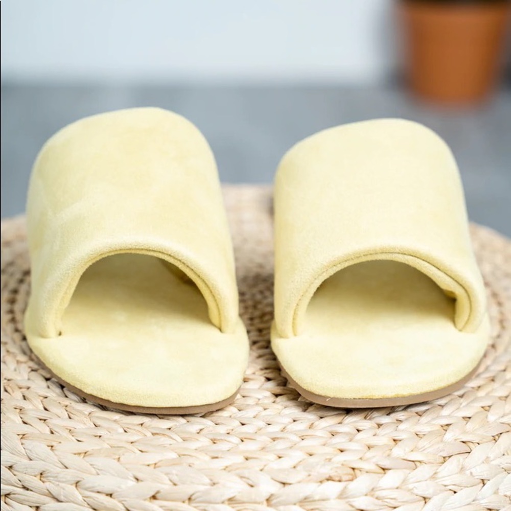 Yellow one band suede sandal - Picture 2 of 4